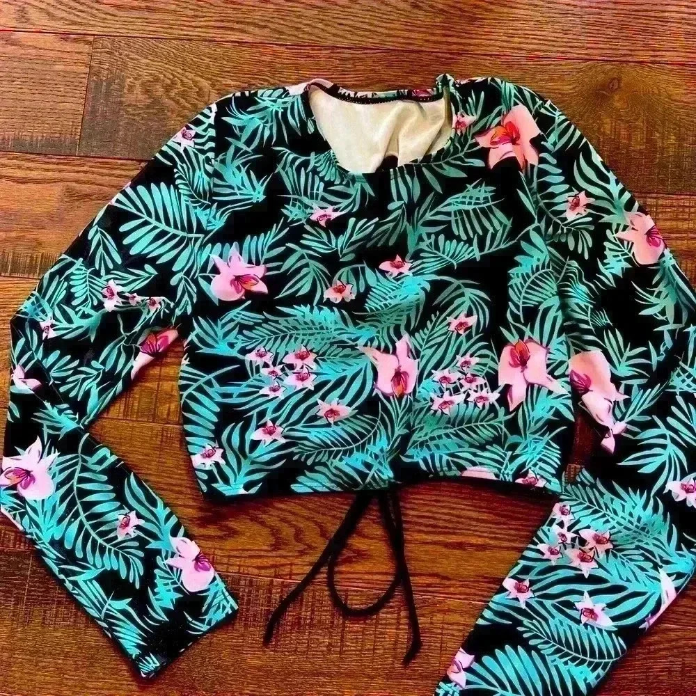 Cropped Swim Shirt Junior's Medium SALE 4/$20 - Picture 1 of 1